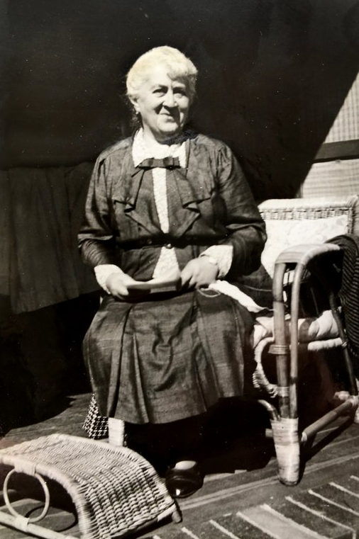 Rosa Pauson in 1939 - also in England with baskets.
