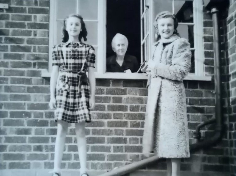 Juni 1939:  Margit, Rosa und Emilie Pauson im gemieteten Häuschen in Leicester.