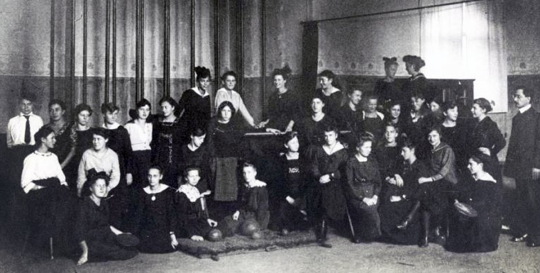 Graduating class of the “Höhere Mädchenschule”  (secondary school for girls) Bayreuth 1920