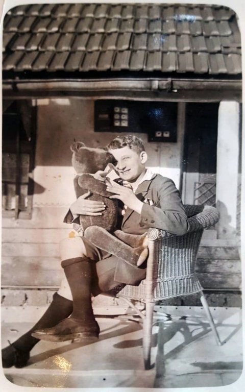 Norbert Grünhut als Jugendlicher mit Teddybär 