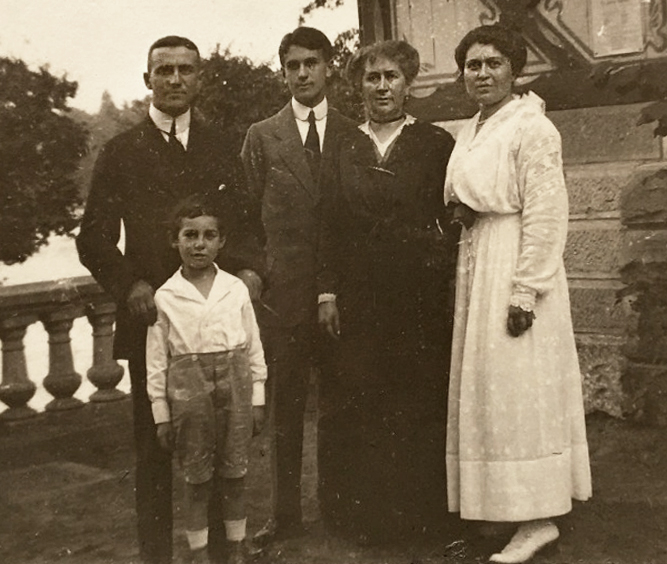 Rosa Pauson mit Kindern um 1914