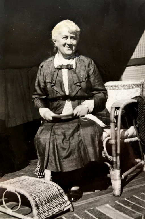 Rosa Pauson 1939  mit Körben