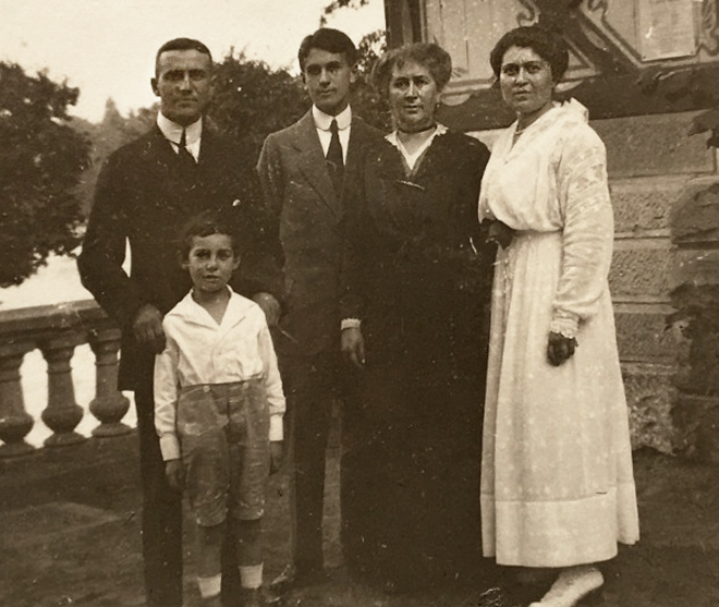 Thekla (right) with her mother, her brother and her son Hans, ca. 1912