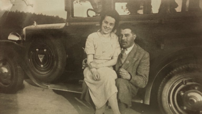 Frieda und Sigmund mit Auto 